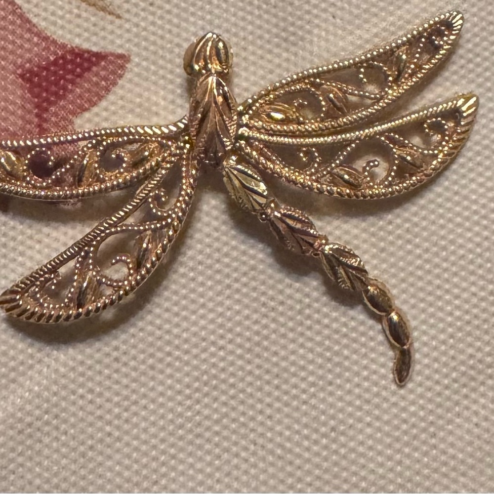 Elegant Gold Dragonfly Necklace